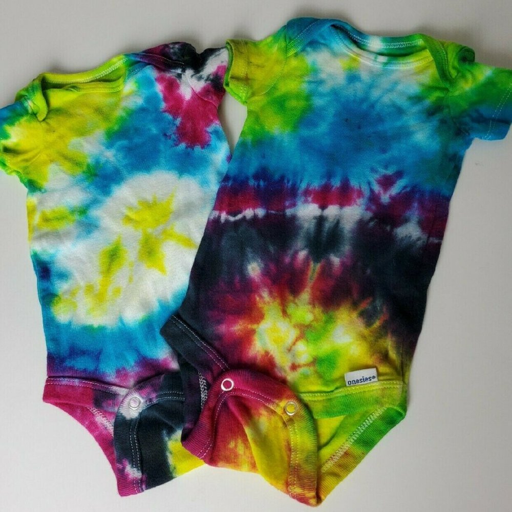 GERBER ORGANIC ONESIES TIE DYE size 0-3M